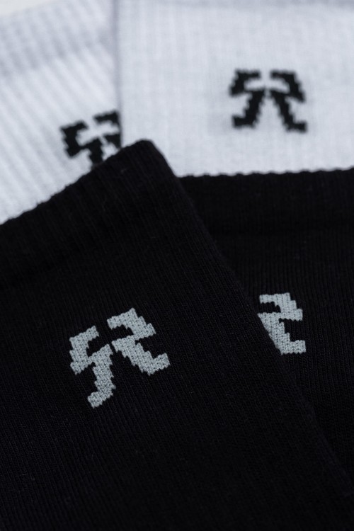 Logo marki na ściągaczu skarpetek.