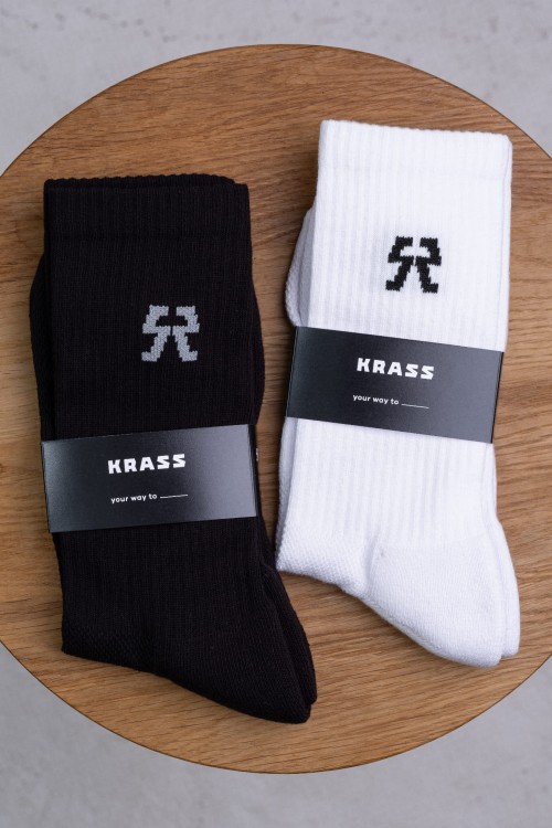 Męskie skarpetki czarne i białe w opakowaniu.