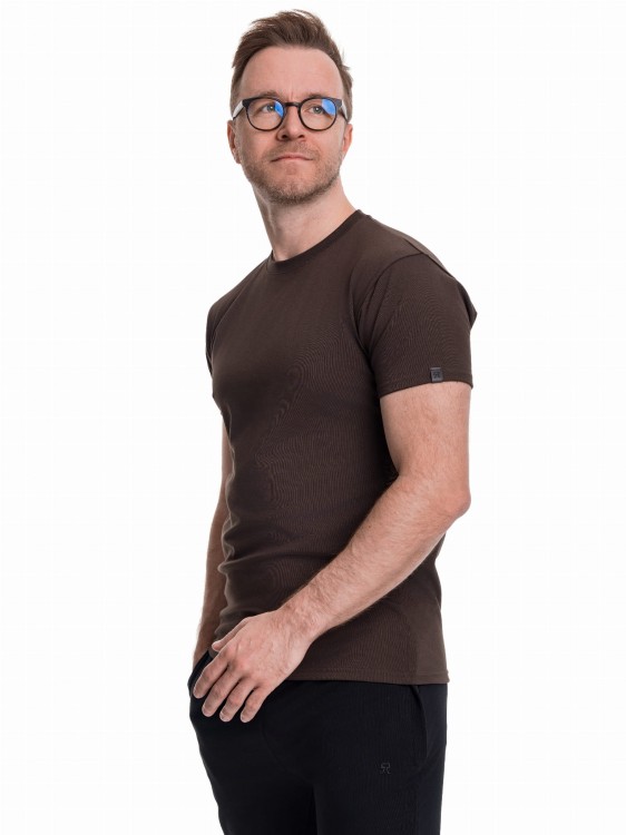 Mężczyzna w brązowym t-shircie bokiem.jpg