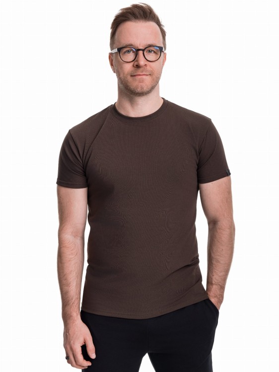 Mężczyzna w brązowym t-shircie przodem.jpg