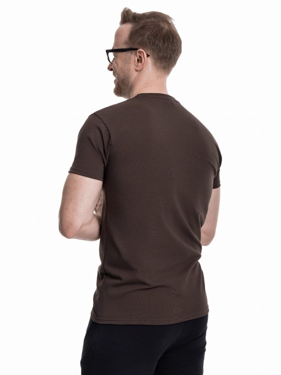 Mężczyzna w brązowym t-shircie tyłem.jpg