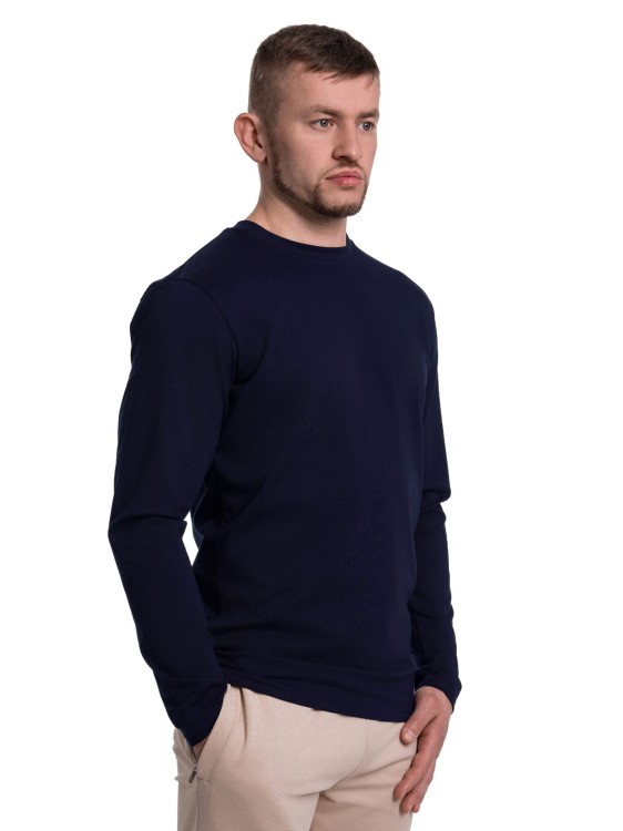 Mężczyzna w granatowym longsleevie bokiem.jpg