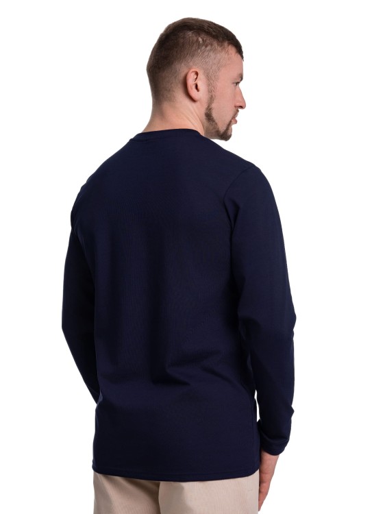 Mężczyzna w granatowym longsleevie tyłem.jpg