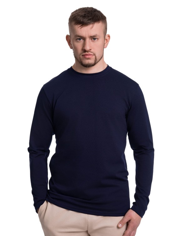 Mężczyzna w granatowym longsleevie przodem (2).jpg