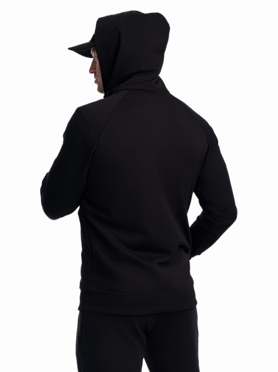 Mężczyzna w czarnej bluzie z kapturem i czapce tyłem.jpg