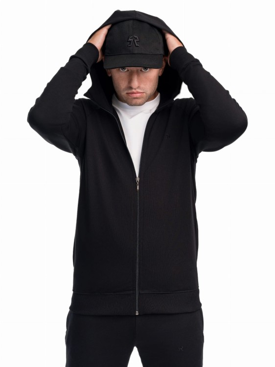 Mężczyzna w czarnej rozpinanej  bluzie zakładający kaptur.jpg