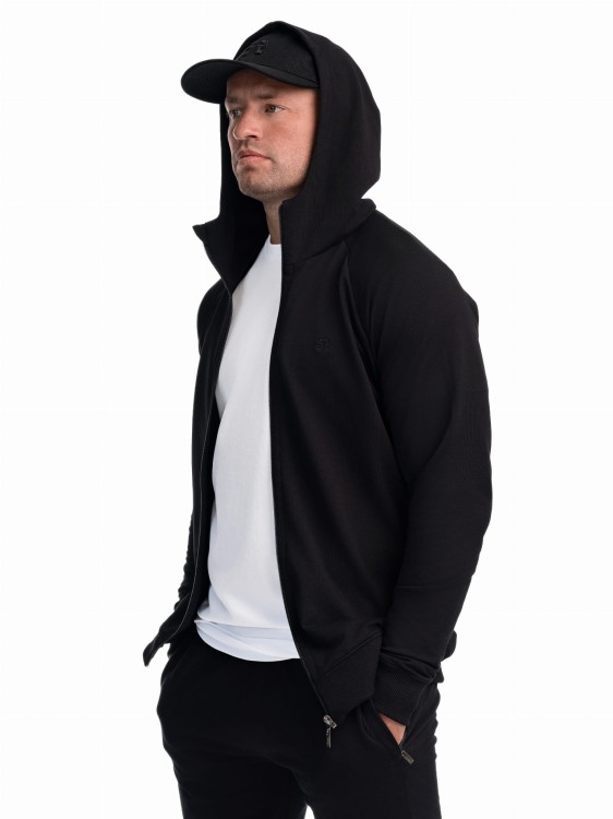 Mężczyzna w rozpiętej bluzie z kapturem bokiem.jpg